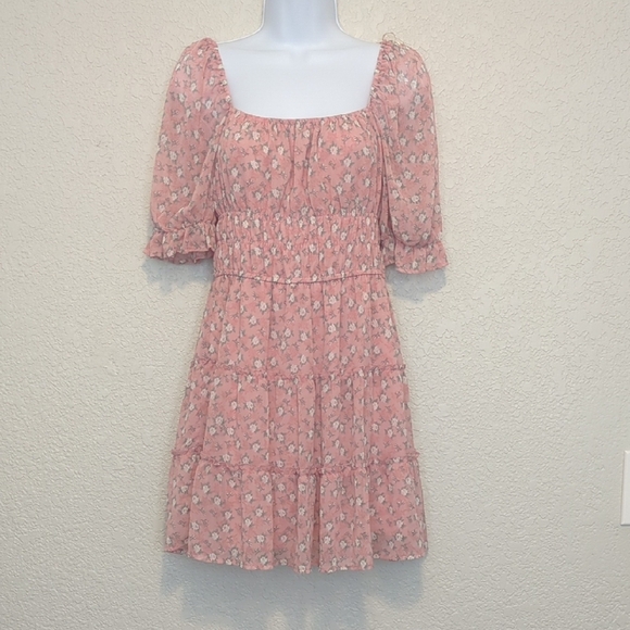 Trixxi Dresses & Skirts - Trixxi pink puff sleeve on off shoulder tiered floral mini dress